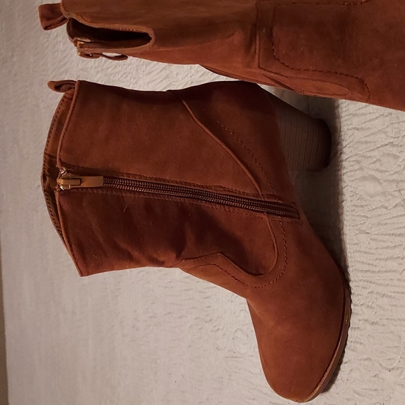 Ankle Boot - Picture 2 of 4